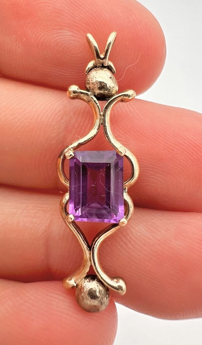 VINTAGE 14K YELLOW GOLD EMERALD CUT PURPLE AMETHYST LONG BAR PENDANT 3.5G: VINTAGE 14K YELLOW GOLD EMERALD CUT PURPLE AMETHYST LONG BAR PENDANT 3.5G Vintage 14k Yellow Gold Emerald Cut Purple Amethyst Long Bar Pendant 3.5g Size: 1 3/8" Tall By Just Under 1/2" Wide Weight is 
