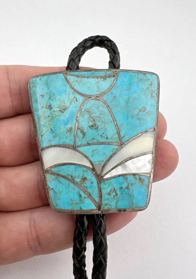 VTG N.LEE NAVAJO STERLING SILVER FLUSH TURQUOISE & MOTHER OF PEARL BOLO TIE 2": VTG N.LEE NAVAJO STERLING SILVER FLUSH TURQUOISE & MOTHER OF PEARL BOLO TIE 2" Vtg N.Lee Navajo Sterling Silver Flush Turquoise & Mother of Pearl Bolo Tie 2" Size: 2" Tall by 2" Wide at the Top Weight