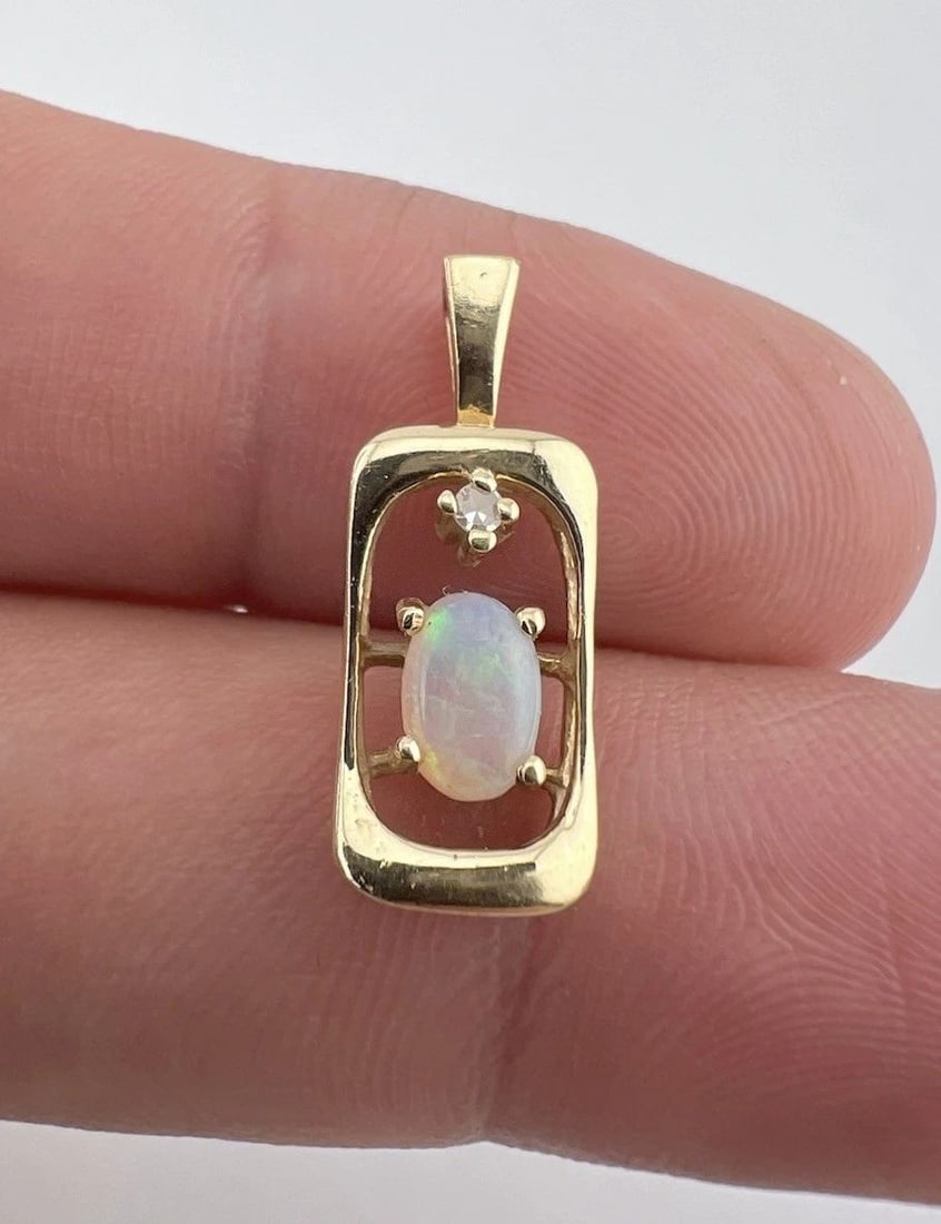 VINTAGE 14K YELLOW GOLD AUSTRALIAN FIRE BOULDER OPAL & DIAMOND PENDANT (1 of 2)
