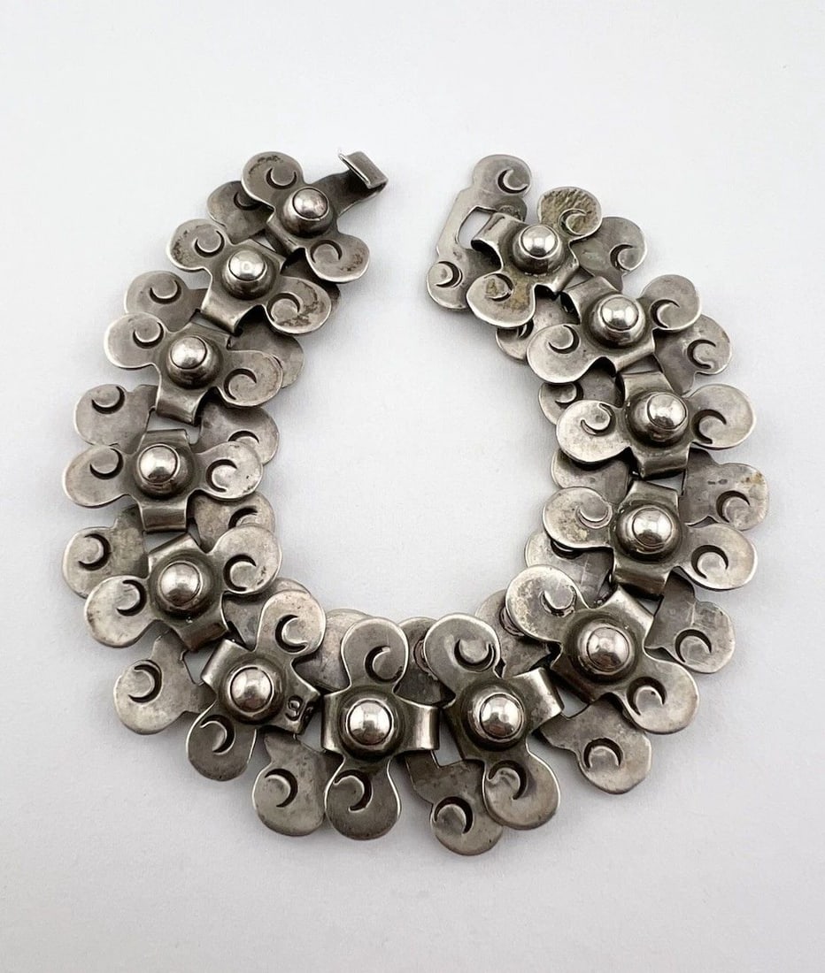 ANTIQUE EARLY 1940'S MEXICO TAXCO .980 SILVER SCROLL 3D LINK BRACELET 7.5": ANTIQUE EARLY 1940'S MEXICO TAXCO .980 SILVER SCROLL 3D LINK BRACELET 7.5" Antique Early 1940's Mexico Taxco .980 Silver Scroll 3D Link Bracelet 7.5" Bracelet Size: Around 7 1/2" Tip To Tip Length By 