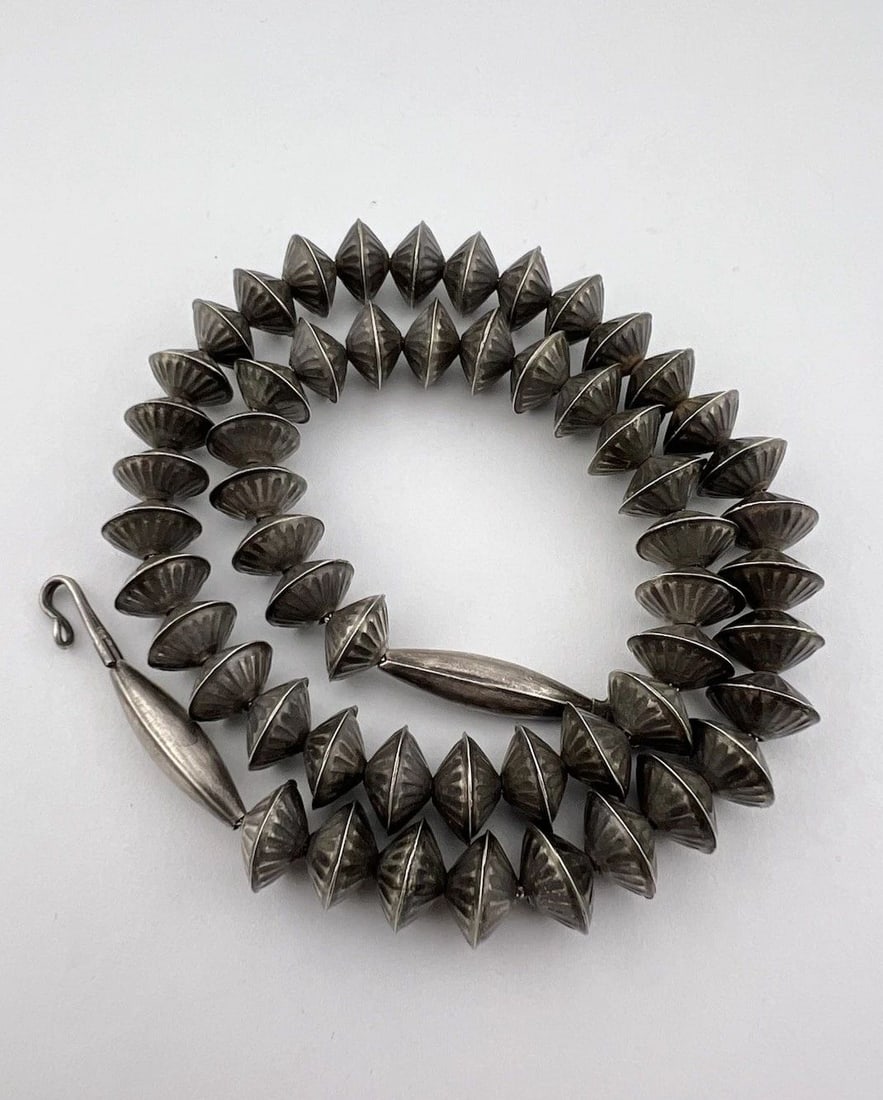 VTG NAVAJO STERLING SILVER 12MM FLUTED SAUCER PEARL BENCH BEAD NECKLACE 19.5": VTG NAVAJO STERLING SILVER 12MM FLUTED SAUCER PEARL BENCH BEAD NECKLACE 19.5" Vtg Navajo Sterling Silver 12mm Fluted Saucer Pearl Bench Bead Necklace 19.5" SOLID STERLING SILVER FLUTED SAUCER DESIGN B