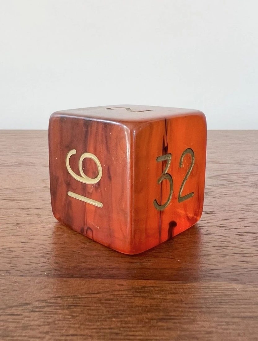 ANTIQUE CATALIN BAKELITE BACKGAMMON DOUBLING DICE CUBE CRISLOID GAME 1.5" -67.9G (1 of 2)