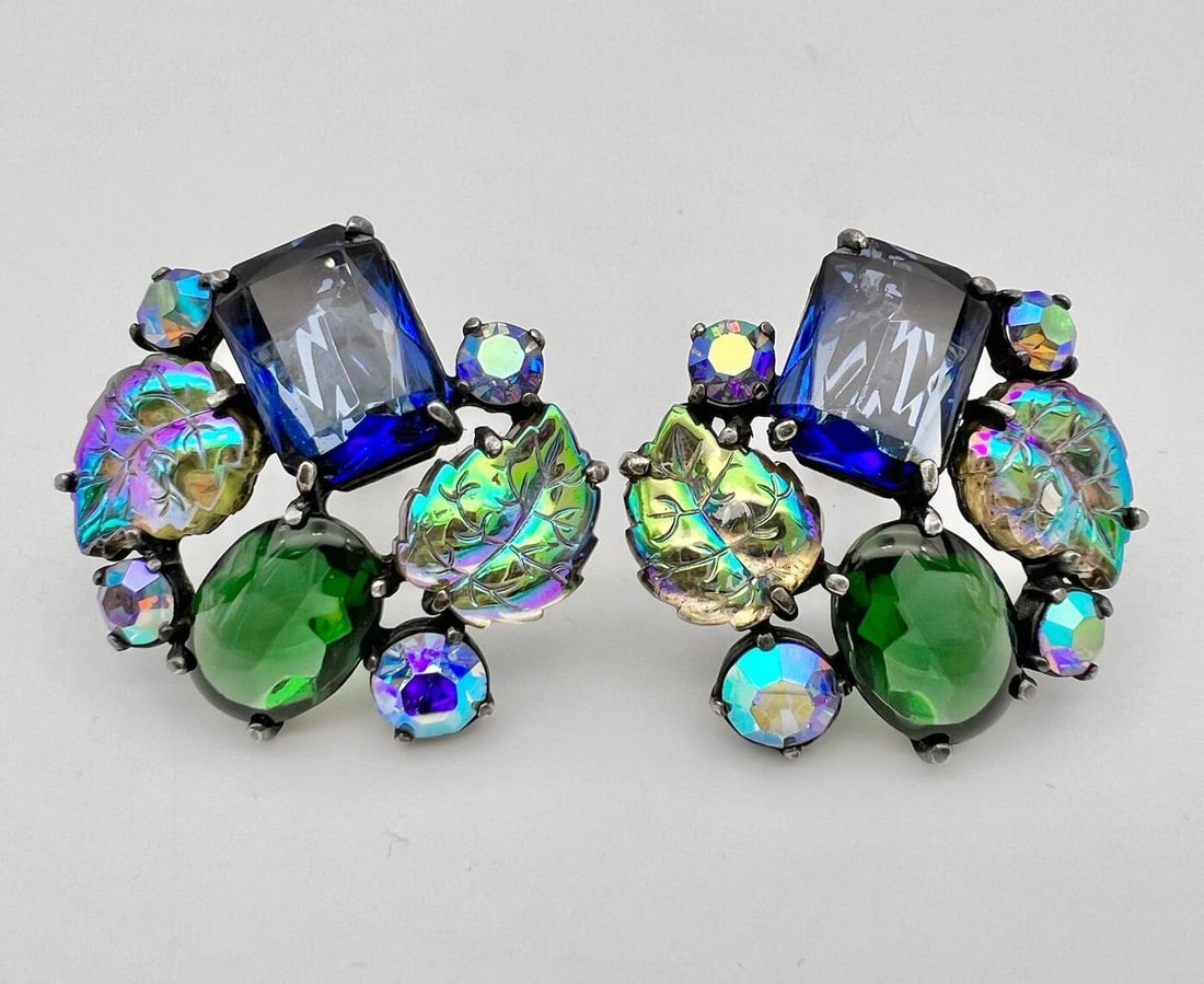 VTG ELSA SCHIAPARELLI AURORA BOREALIS BLUE GREEN LEAF RHINESTONE CLIP EARRINGS (1 of 2)