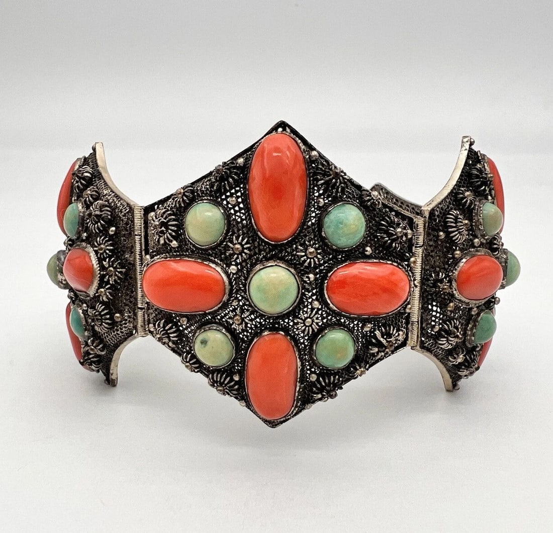 ANTIQUE OLD CHINESE EXPORT SILVER TURQUOISE & CORAL FLORAL PANEL LINK BRACELET: ANTIQUE OLD CHINESE EXPORT SILVER TURQUOISE & CORAL FLORAL PANEL LINK BRACELET Antique Old Chinese Export Silver Turquoise & Coral Floral Link Bracelet 32.5g Metal: Sterling Silver Weight is 32.5 Gram