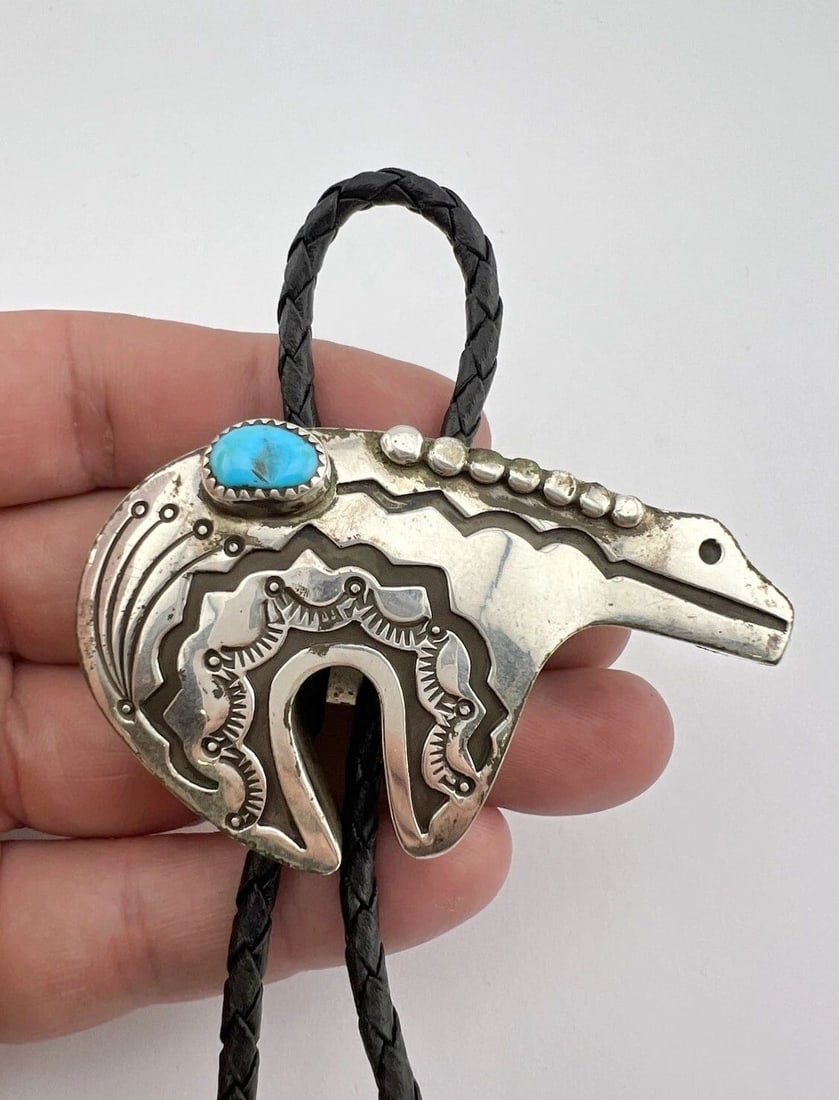 JERRY ROAN NAVAJO STERLING SILVER TURQUOISE OVERLAY STAMPED BEAR BOLO TIE 2 5/8": JERRY ROAN NAVAJO STERLING SILVER TURQUOISE OVERLAY STAMPED BEAR BOLO TIE 2 5/8" Vtg Jerry Roan Navajo Sterling Silver Turquoise Overlay Stamped Bear Bolo Tie 2 5/8" Size: 1 5/8" Tall by 2 5/8" Wide &