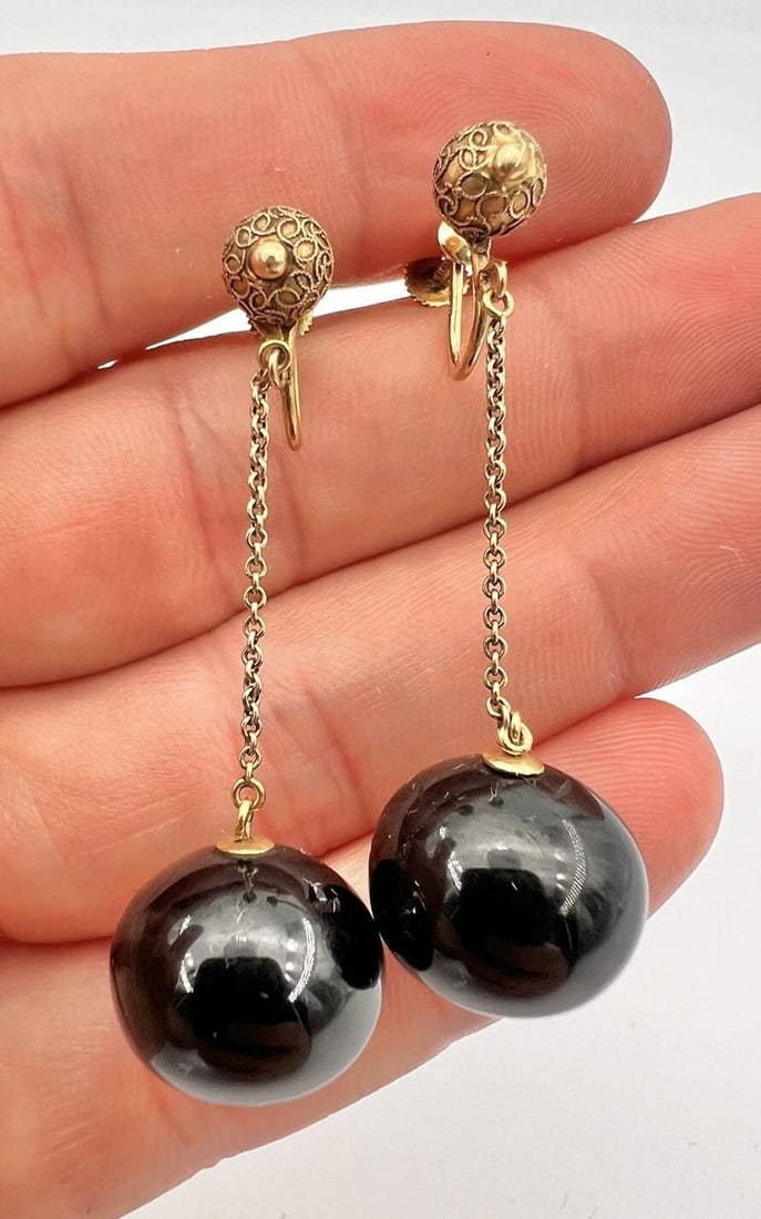 2" ANTIQUE 14K YELLOW GOLD BLACK ONYX RESIN BALL DANGLE LONG SCREW EARRINGS: 2" ANTIQUE 14K YELLOW GOLD BLACK ONYX RESIN BALL DANGLE LONG SCREW EARRINGS 2" Antique 14K Yellow Gold Black Onyx Resin Ball Dangle Long Screw Earrings Size: 2" Tall By (15mm) 5/8" Wide Metal: 14k Yel