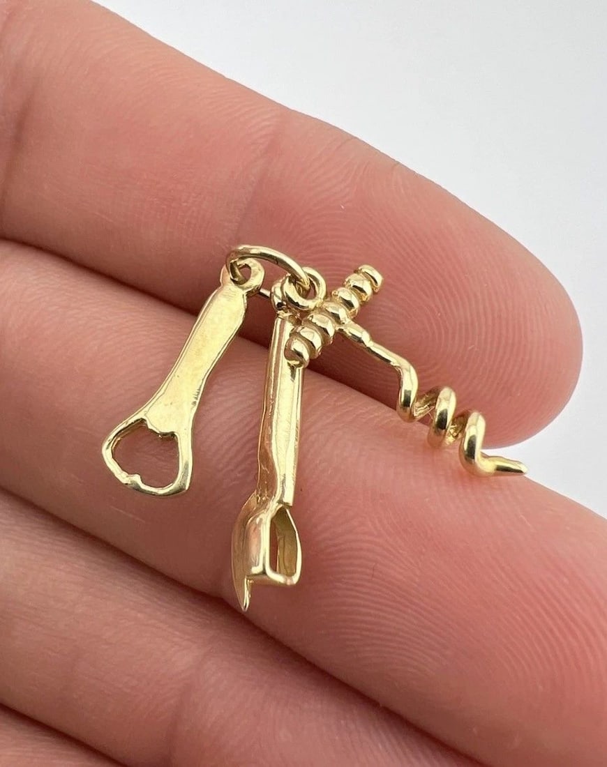 VINTAGE 14K YELLOW GOLD CORKSCREW BOTTLE OPENER 3 CHARM PENDANT 2G: VINTAGE 14K YELLOW GOLD CORKSCREW BOTTLE OPENER 3 CHARM PENDANT 2G Vintage 14k Yellow Gold Corkscrew Bottle Opener 3 Charm Pendant 2g Size: 1" Tall With bail By Around 5/8" Wide All Together Metal: 14