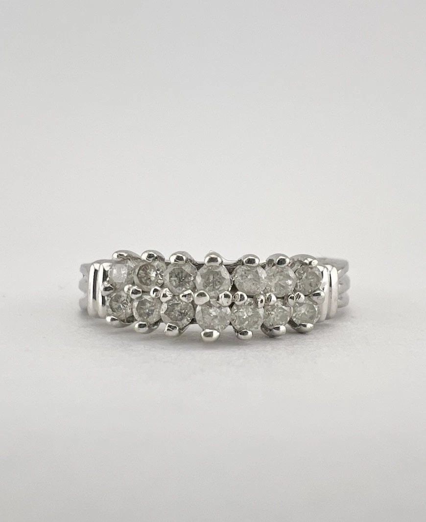 DESIGNER 10K WHITE GOLD NATURAL .30CT DIAMOND 2 ROW POINTED RING: DESIGNER 10K WHITE GOLD NATURAL .30CT DIAMOND 2 ROW POINTED RING Designer 10K White Gold Natural .30ct Diamond 2 Row Pointed Ring Ring Size: 8.25 - Can be Resized With Out Damage Weight is 3.2 Grams o