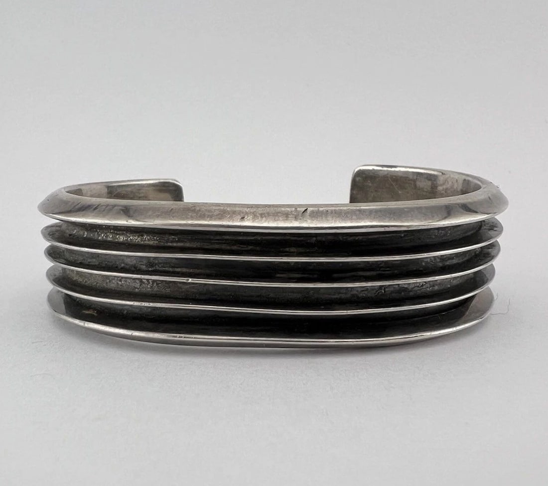 VTG PERCY SPENCER CONTEMPORARY NAVAJO STERLING SILVER 5 ROW CUFF BRACELET 45G: VTG PERCY SPENCER CONTEMPORARY NAVAJO STERLING SILVER 5 ROW CUFF BRACELET 45G Vtg Percy Spencer Contemporary Navajo Sterling Silver 5 Row Cuff Bracelet 45g Cuff is 5 1/8" tip to Tip and has an 1 1/8" 