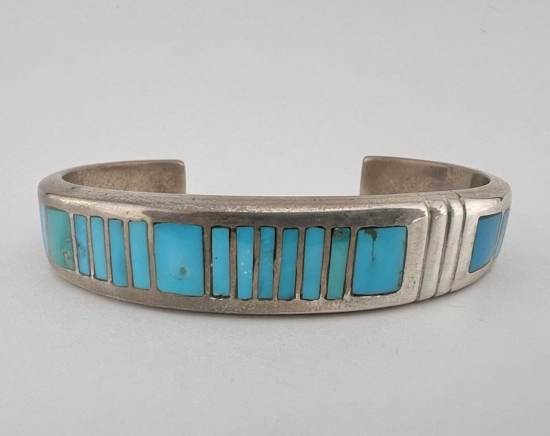 VTG NAVAJO STERLING SILVER KINGMAN TURQUOISE FLUSH INLAY ROW CUFF BRACELET 43.2G: VTG NAVAJO STERLING SILVER KINGMAN TURQUOISE FLUSH INLAY ROW CUFF BRACELET 43.2G Vtg Navajo Sterling Silver Kingman Turquoise Flush Inlay Row Cuff Bracelet 43.2g Cuff is 5" tip to Tip and has a Around
