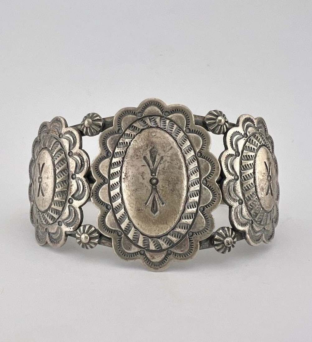 VTG NAVAJO STERLING SILVER DEEP STAMPED CONCHO 1.5" WIDE CUFF BRACELET 45G: VTG NAVAJO STERLING SILVER DEEP STAMPED CONCHO 1.5" WIDE CUFF BRACELET 45G Vtg Navajo Sterling Silver Deep Stamped Concho 1.5" Wide Cuff Bracelet 45g Cuff is 5 1/4" tip to Tip and has a 1 1/8" Wide Ad