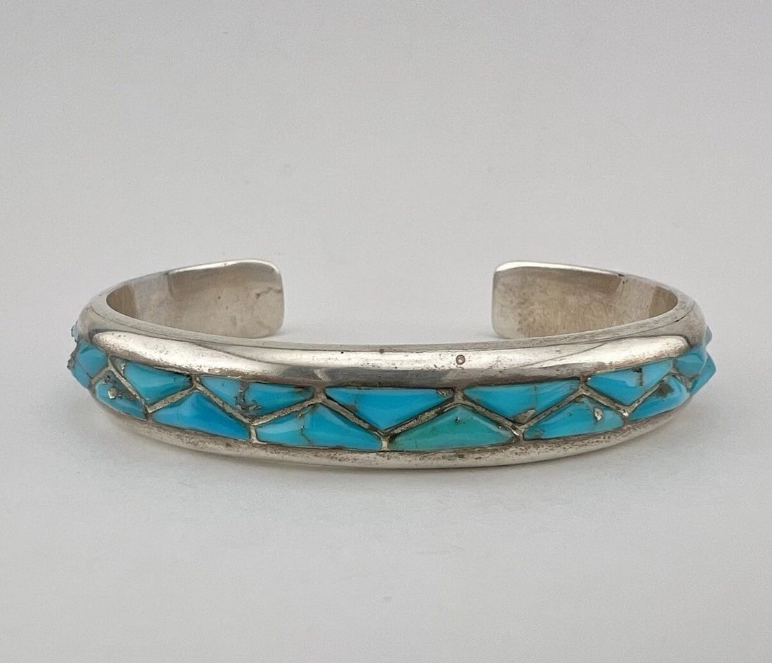 VTG NAVAJO STERLING SILVER KINGMAN TURQUOISE 3D FLUSH CUFF BRACELET 33G: VTG NAVAJO STERLING SILVER KINGMAN TURQUOISE 3D FLUSH CUFF BRACELET 33G Vtg Navajo Sterling Silver Kingman Turquoise 3D Flush Cuff Bracelet 33g Cuff is a Tad Over 5" tip to Tip and has a Slightly Over