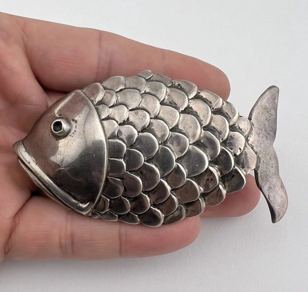 VINTAGE TAXCO MEXICO STERLING SILVER 3D FISH DESIGN BELT BUCKLE 3.25" - 45G: VINTAGE TAXCO MEXICO STERLING SILVER 3D FISH DESIGN BELT BUCKLE 3.25" - 45G Vintage Taxco Mexico Sterling Silver 3D Fish Design Belt Buckle 3.25" - 45g Size: 3 1/4" Wide By 1 78" Tall Weight is 45.0 G