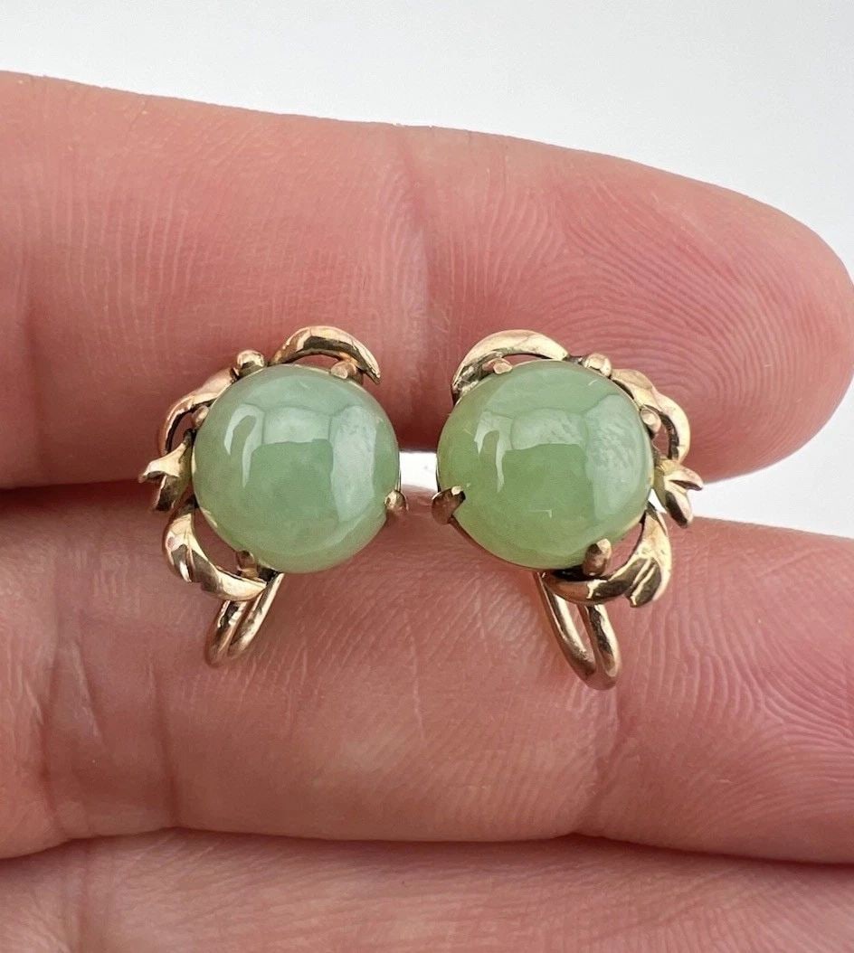 ANTIQUE CHINESE 14K ROSE GOLD LIGHT GREEN JADE SCREW BACK EARRINGS: ANTIQUE CHINESE 14K ROSE GOLD LIGHT GREEN JADE SCREW BACK EARRINGS Antique Chinese 14k Rose Gold Light Green Jade Screw Back Earrings Size: 5/8" Tall From Top To Bottom By Just Under 1/2" Wide Weight 