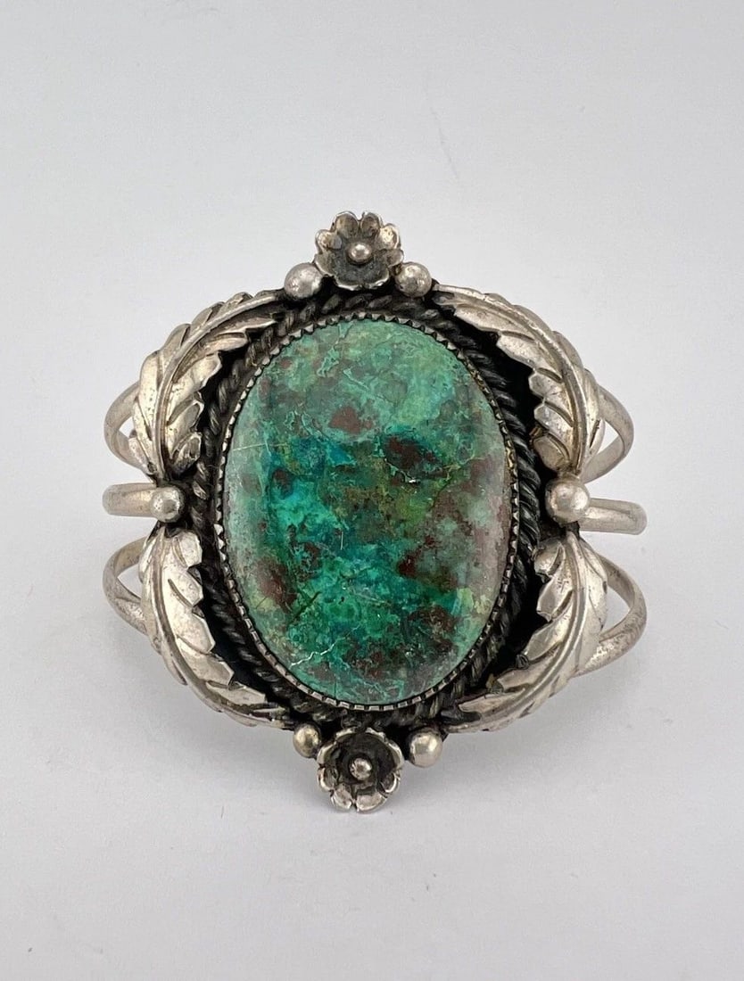VTG NAVAJO STERLING SILVER NATURAL CHRYSOCOLLA STAMPED WIDE CUFF BRACELET 43G: VTG NAVAJO STERLING SILVER NATURAL CHRYSOCOLLA STAMPED WIDE CUFF BRACELET 43G Vtg Navajo Sterling Silver Natural Chrysocolla Stamped Wide Cuff Bracelet 43g Cuff is 5 3/8" tip to Tip and has a 1 1/4" W