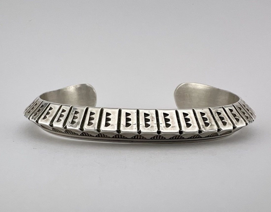 VTG WYLIE SECATERO NAVAJO STERLING SILVER CARINATED STAMPED CUFF BRACELET 46G: VTG WYLIE SECATERO NAVAJO STERLING SILVER CARINATED STAMPED CUFF BRACELET 46G Vtg Wylie Secatero Navajo Sterling Silver Carinated Stamped Cuff Bracelet 46g Cuff is 5 3/4" tip to Tip and has an Slightl