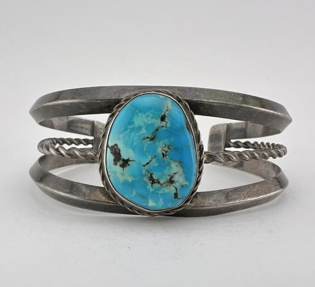 VTG NAVAJO STERLING SILVER WEBBED FOX TURQUOISE CARINATED CUFF BRACELET 38G: VTG NAVAJO STERLING SILVER WEBBED FOX TURQUOISE CARINATED CUFF BRACELET 38G Vtg Navajo Sterling Silver Webbed Fox Turquoise Carinated Cuff Bracelet 38g Cuff is 5 5/8" tip to Tip and has a 1 1/4" Wide 