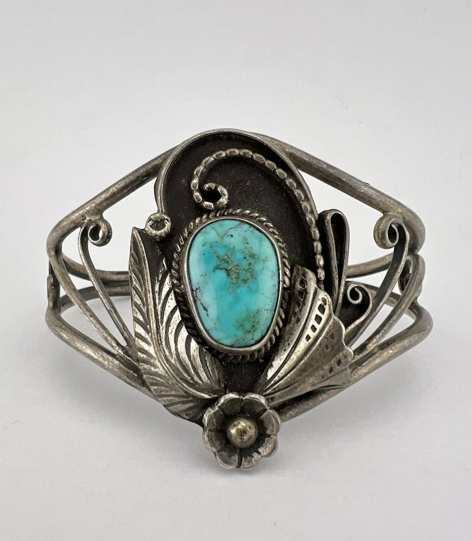 VINTAGE NAVAJO STERLING SILVER FOX TURQUOISE STAMPED 1.75" WIDE CUFF BRACELET: VINTAGE NAVAJO STERLING SILVER FOX TURQUOISE STAMPED 1.75" WIDE CUFF BRACELET Vintage Navajo Sterling Silver Fox Turquoise Stamped 1.75" Wide Cuff Bracelet Cuff is 5 3/8" tip to Tip and has a 7/8" Wid