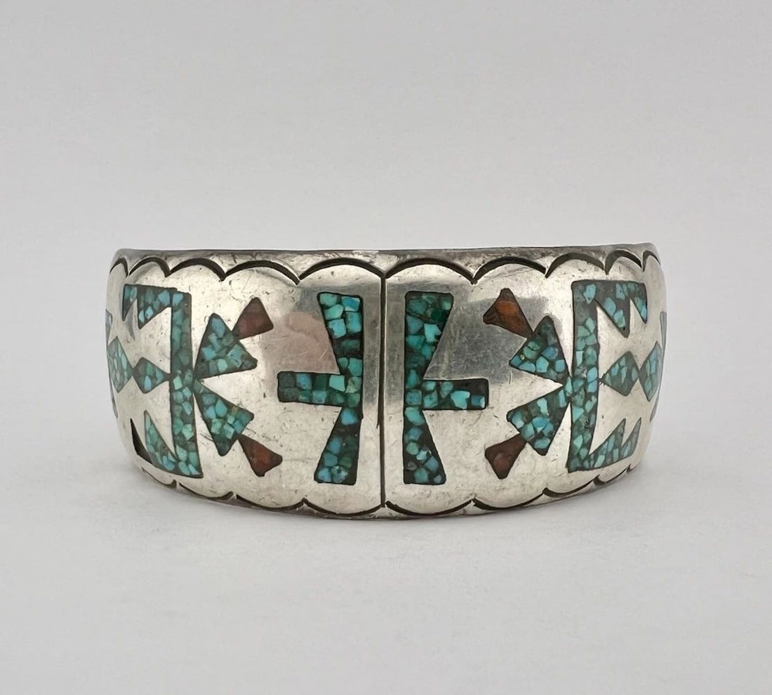 VTG NAVAJO STERLING SILVER CRUSHED CHIP TURQUOISE & CORAL FLUSH CUFF BRACELET: VTG NAVAJO STERLING SILVER CRUSHED CHIP TURQUOISE & CORAL FLUSH CUFF BRACELET Vtg Navajo Sterling Silver Crushed Chip Turquoise & Coral Flush Cuff Bracelet Cuff is Over 5 1/2" tip to Tip and has a 7/8
