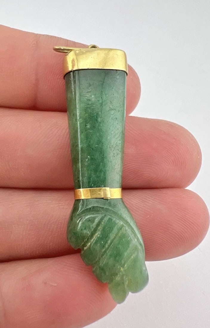 VICTORIAN 18K GOLD GREEN JADE FIGA HAND MALOCCHIO WARD OFF EVIL CHARM PENDANT: VICTORIAN 18K GOLD GREEN JADE FIGA HAND MALOCCHIO WARD OFF EVIL CHARM PENDANT Antique Victorian 18k Gold Green Jade Figa Hand Malocchio Ward Off Evil Charm Pendant Size: 2 1/4" Tall With Bail By 5/8" 