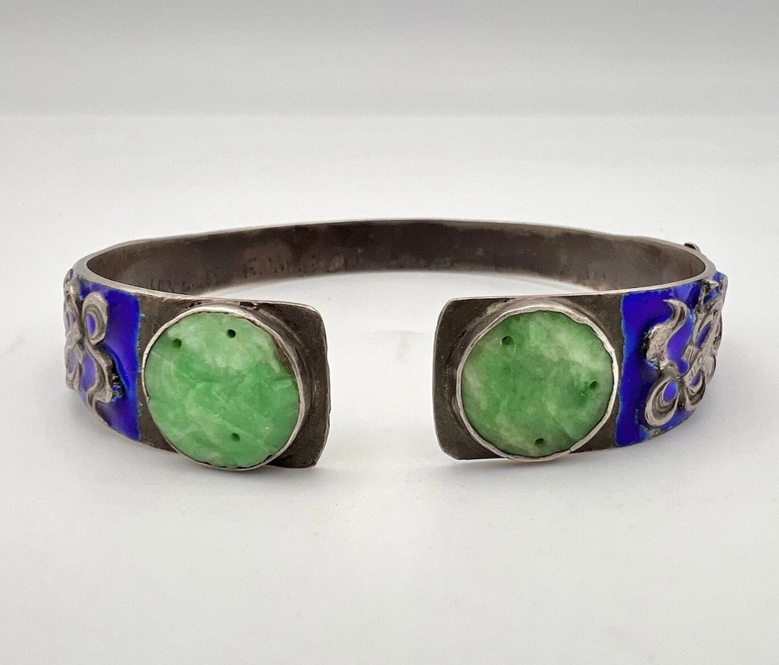 ANTIQUE OLD CHINESE EXPORT SILVER & APPLE JADE FLORAL ENAMEL CUFF BRACELET 40G: ANTIQUE OLD CHINESE EXPORT SILVER & APPLE JADE FLORAL ENAMEL CUFF BRACELET 40G Antique Old Chinese Export Silver & Apple Jade Floral Enamel Cuff Bracelet 40g Metal: Sterling Silver Weight is 40.0 Gram