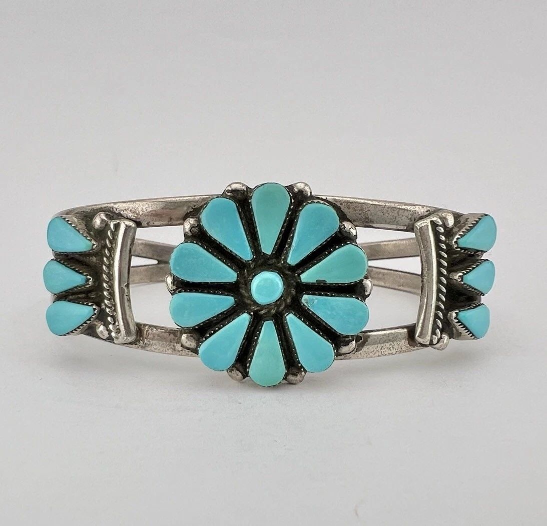 VTG ESALALIO ZUNI STERLING SILVER PETIT POINT TURQUOISE CLUSTER CUFF BRACELET: VTG ESALALIO ZUNI STERLING SILVER PETIT POINT TURQUOISE CLUSTER CUFF BRACELET Vtg Esalalio Zuni Sterling Silver Petit Point Turquoise Cluster Cuff Bracelet Cuff is 5 1/4" tip to Tip and has a 1" - Adj