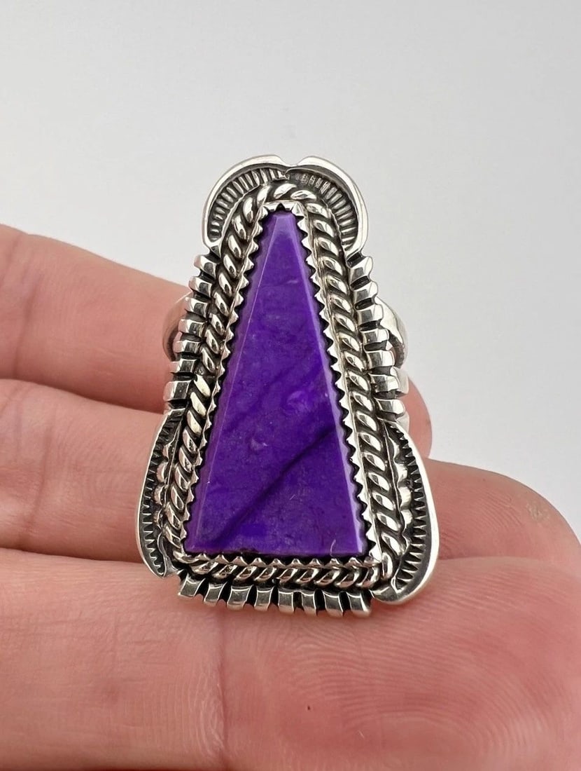 HUGE VTG WILL DENETDALE NAVAJO STERLING SILVER SUGILITE TRIANGLE STAMPED RING: HUGE VTG WILL DENETDALE NAVAJO STERLING SILVER SUGILITE TRIANGLE STAMPED RING HUGE Vtg Will Denetdale Navajo Sterling Silver Sugilite Triangle Stamped Ring Ring Size: 8 - Can Be Resized Weight is 10.0