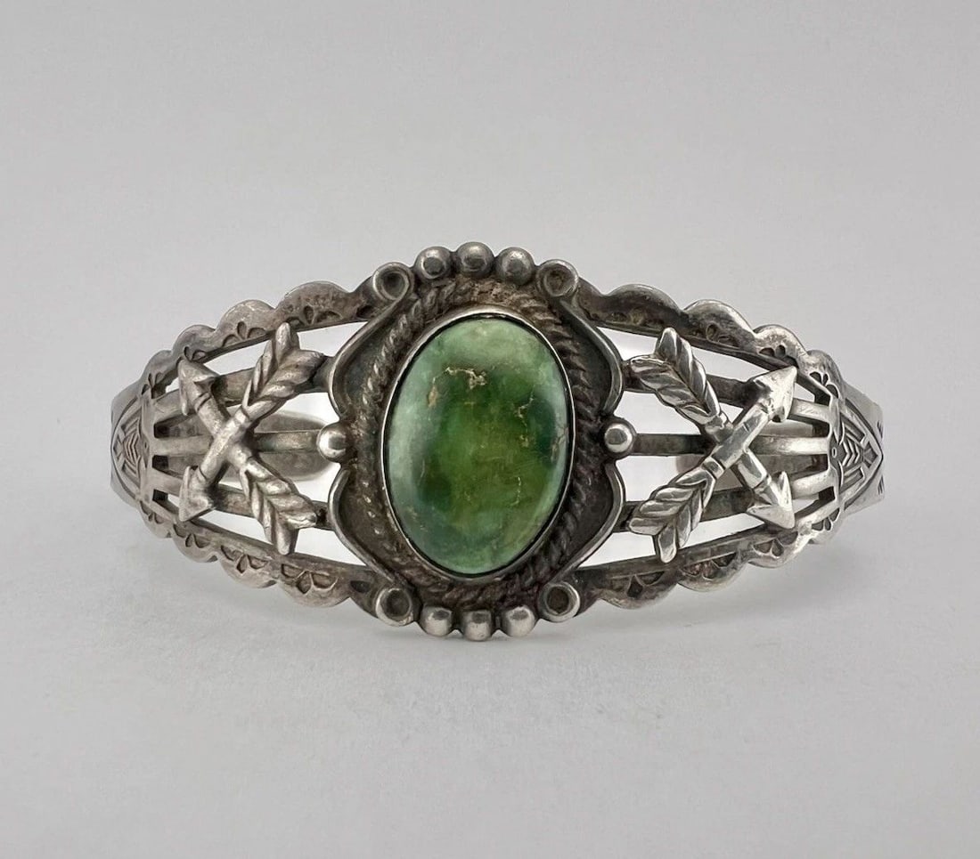 VTG FRED HARVEY NAVAJO STERLING CERRILLOS TURQUOISE STAMPED ARROW CUFF BRACELET: VTG FRED HARVEY NAVAJO STERLING CERRILLOS TURQUOISE STAMPED ARROW CUFF BRACELET Vtg Fred Harvey Navajo Sterling Cerrillos Turquoise Stamped Arrow Cuff Bracelet Cuff is 5 1/4" tip to Tip and has a 1 1/