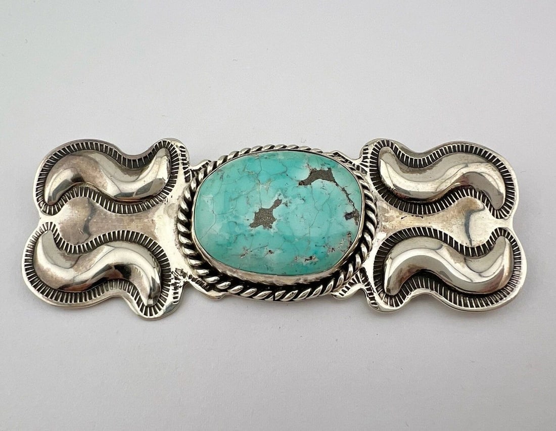 EARLY NAVAJO STERLING SILVER WEBBED FOX TURQUOISE BROOCH PIN 3.75"- 38.5G: EARLY NAVAJO STERLING SILVER WEBBED FOX TURQUOISE BROOCH PIN 3.75"- 38.5G Early Navajo Sterling Silver Webbed Fox Turquoise Brooch Pin 3.75"- 38.5g Size: 3 3/4" Wide by 1 1/4" Tall In The Center Metal
