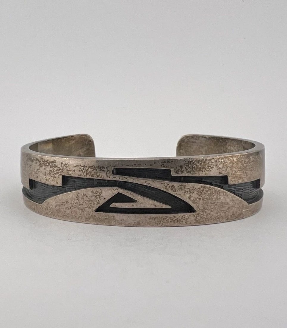 VINTAGE HOPI STERLING SILVER TRIBAL OVERLAY DESIGN WOMEN'S CUFF BRACELET: VINTAGE HOPI STERLING SILVER TRIBAL OVERLAY DESIGN WOMEN'S CUFF BRACELET Vintage HOPI Sterling Silver Tribal Overlay Design Women's Cuff Bracelet Cuff is 5" tip to Tip and has a 1" Wide - Slightly Adj