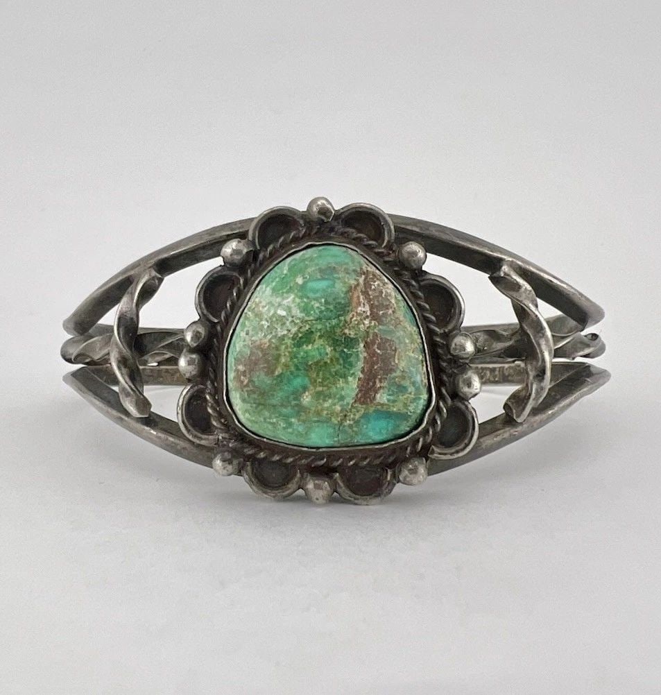 EARLY OLD NAVAJO STERLING SILVER CERRILLOS TURQUOISE TWIST CUFF BRACELET: EARLY OLD NAVAJO STERLING SILVER CERRILLOS TURQUOISE TWIST CUFF BRACELET Early Old Navajo Sterling Silver Cerrillos Turquoise Twist Cuff Bracelet Cuff is Over 5 1/4" tip to Tip and has an 7/8" Wide Ad