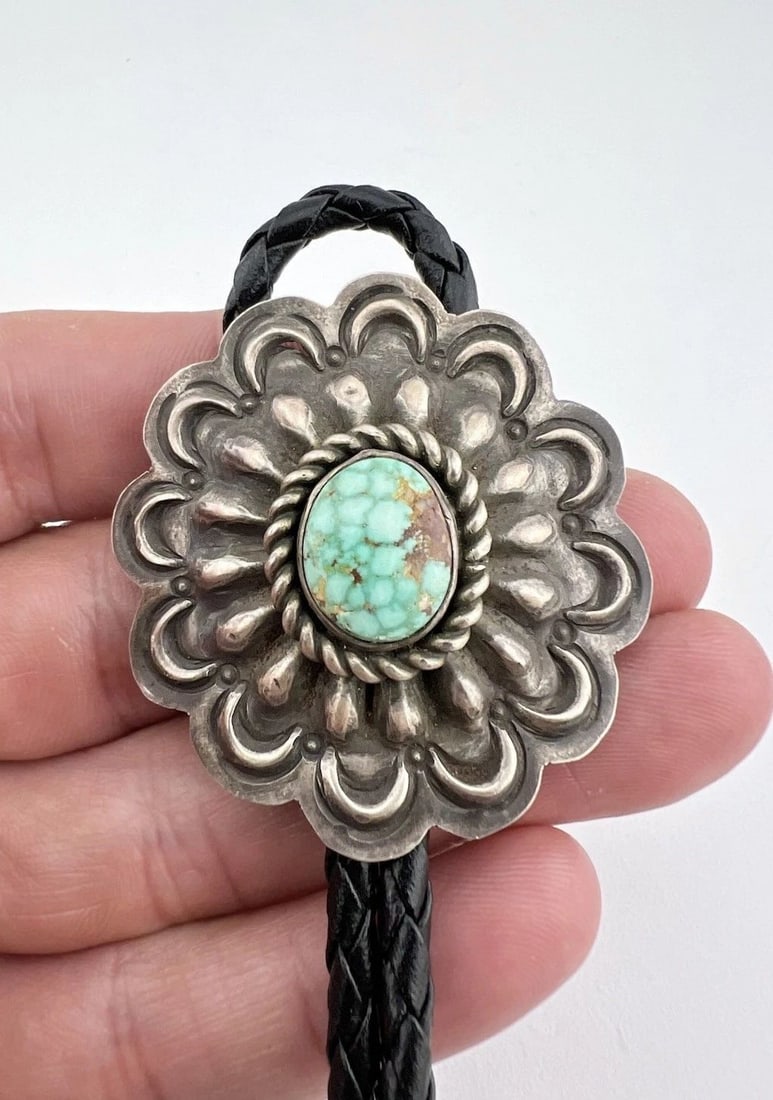 VINTAGE NAVAJO STERLING SILVER CARICO LAKE TURQUOISE STAMPED OVAL BOLO TIE (1 of 2)