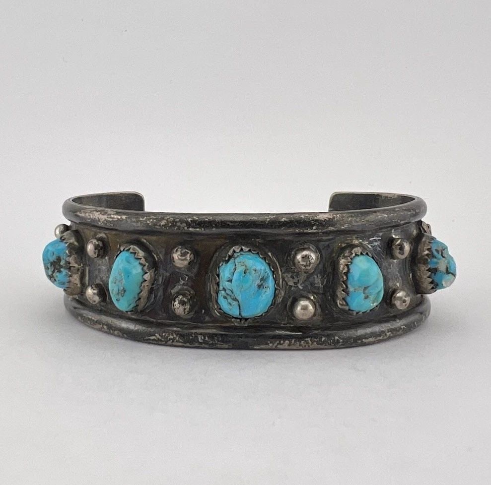 VTG NAVAJO STERLING SILVER BLUE NUGGET KINGMAN TURQUOISE STAMPED CUFF BRACELET: VTG NAVAJO STERLING SILVER BLUE NUGGET KINGMAN TURQUOISE STAMPED CUFF BRACELET Vtg Navajo Sterling Silver Blue Nugget Kingman Turquoise Stamped Cuff Bracelet Cuff is 5" tip to Tip and has a 1 1/2" Wid