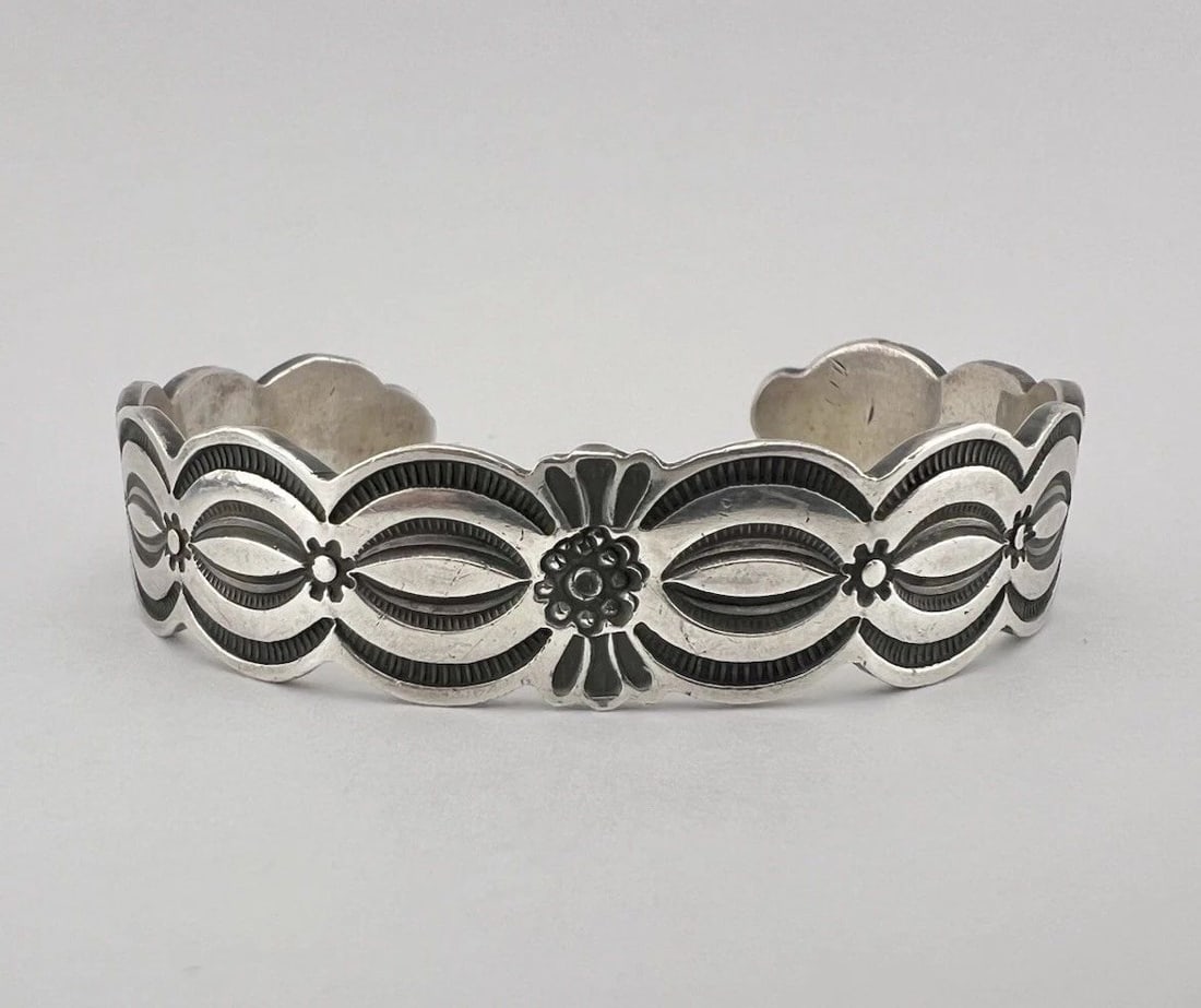 VINTAGE DON LUCAS NAVAJO STERLING SILVER DEEP STAMPED WOMEN'S CUFF BRACELET: VINTAGE DON LUCAS NAVAJO STERLING SILVER DEEP STAMPED WOMEN'S CUFF BRACELET Vintage Don Lucas Navajo Sterling Silver Deep Stamped Women's Cuff Bracelet Cuff is 5 3/8" Tip to Tip and has a 1" Wide Adju