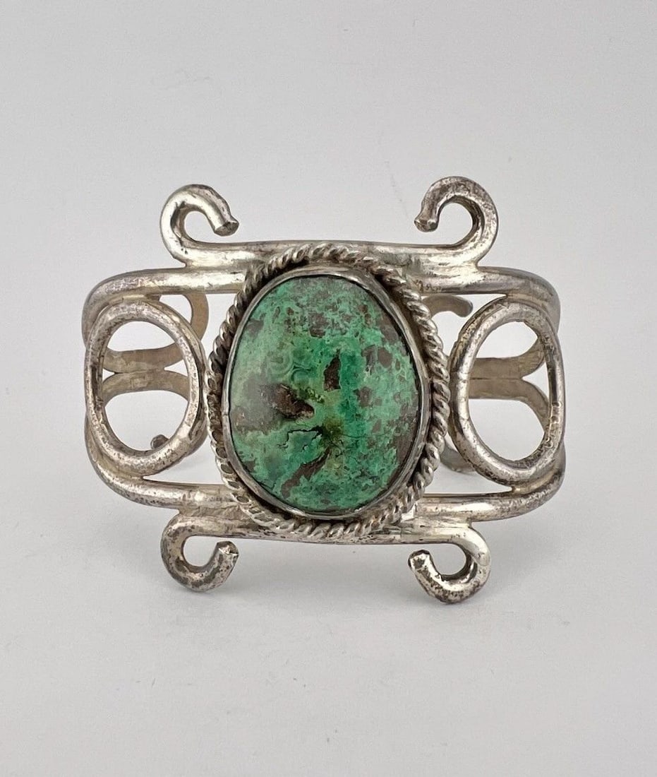 VTG NAVAJO STERLING SILVER CHRYSOCOLLA HIPPIE BOHO STATEMENT WIDE CUFF BRACELET: VTG NAVAJO STERLING SILVER CHRYSOCOLLA HIPPIE BOHO STATEMENT WIDE CUFF BRACELET Vtg Navajo Sterling Silver Chrysocolla Hippie Boho Statement Wide Cuff Bracelet Cuff is 5 1/8" tip to Tip and has a 1 1/