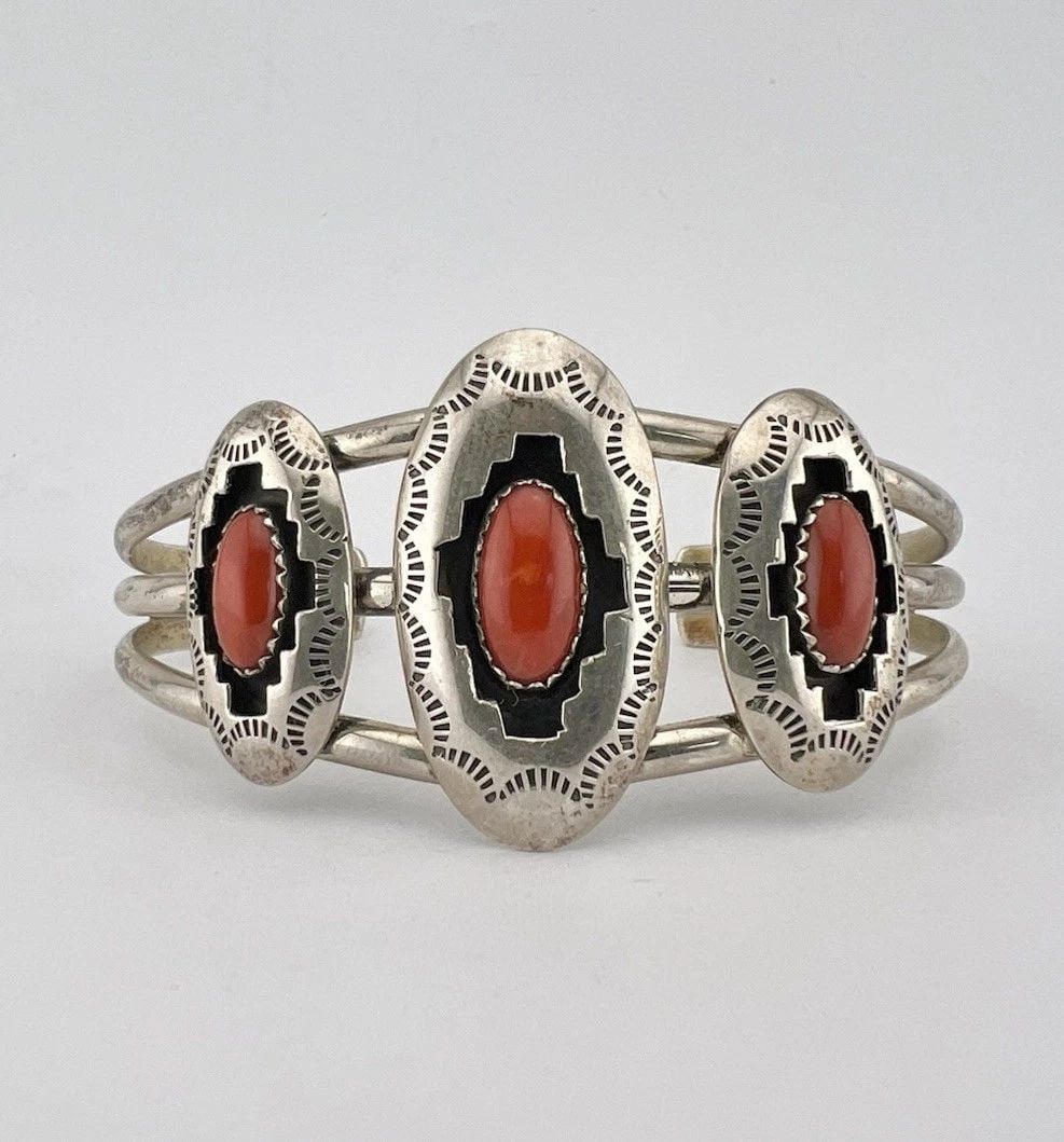 VINTAGE NAVAJO STERLING SILVER DEEP RED CORAL SHADOWBOX STAMPED CUFF BRACELET (1 of 2)