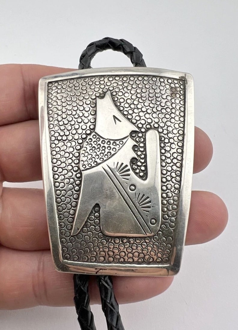VINTAGE NAVAJO STERLING SILVER STAMPED DETAILED HOWLING COYOTE BOLO TIE 2.5" (1 of 2)