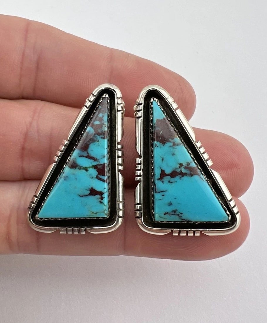 VTG NAVAJO STERLING SILVER BISBEE TURQUOISE TRIANGLE POST EARRINGS 1.25": VTG NAVAJO STERLING SILVER BISBEE TURQUOISE TRIANGLE POST EARRINGS 1.25" Vtg Navajo Sterling Silver Bisbee Turquoise Triangle Post Earrings 1.25" Size: 1 1/4" Tall & 7/8" Wide Weight is 16.7 Grams on 