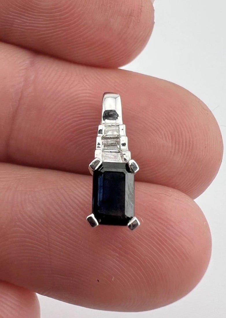 DESIGNER ADL .950 PLATINUM NATURAL BLUE SAPPHIRE & DIAMOND SLIDE PENDANT: DESIGNER ADL .950 PLATINUM NATURAL BLUE SAPPHIRE & DIAMOND SLIDE PENDANT Designer ADL .950 Platinum Natural Blue Sapphire & Diamond Slide Pendant Size: 5/8" Tall With bail By 5mm Wide Metal: .950 Plat