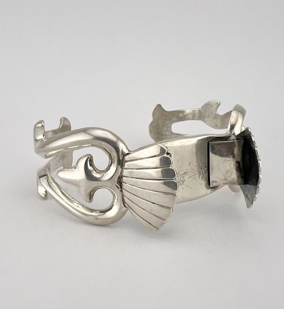 VTG FELIX JOE NAVAJO SANDCAST STERLING SILVER WOMEN'S CUFF WATCH BRACELET 45G: VTG FELIX JOE NAVAJO SANDCAST STERLING SILVER WOMEN'S CUFF WATCH BRACELET 45G Vtg Felix Joe Navajo Sandcast Sterling Silver Women's Cuff Watch Bracelet 45g Cuff is 5 1/8" tip to Tip and has an Around 