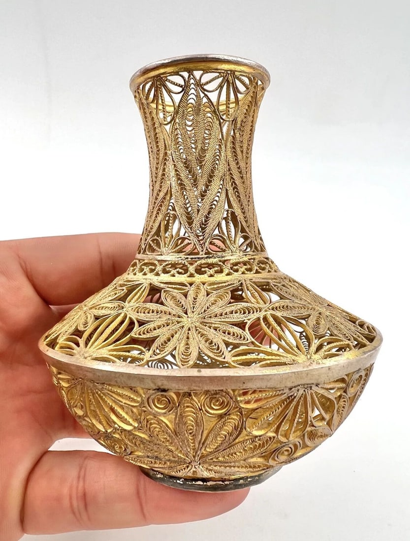 VINTAGE CHINESE STERLING SILVER GOLD GILT FILIGREE VASE HAND MADE 3 3/4" - 87G: VINTAGE CHINESE STERLING SILVER GOLD GILT FILIGREE VASE HAND MADE 3 3/4" - 87G Vintage Chinese Sterling Silver Gold Gilt Filigree Vase Hand Made 3 3/4" - 87g Size: 3 3/4" tall by 3 1/2" Wide Metal: Gi