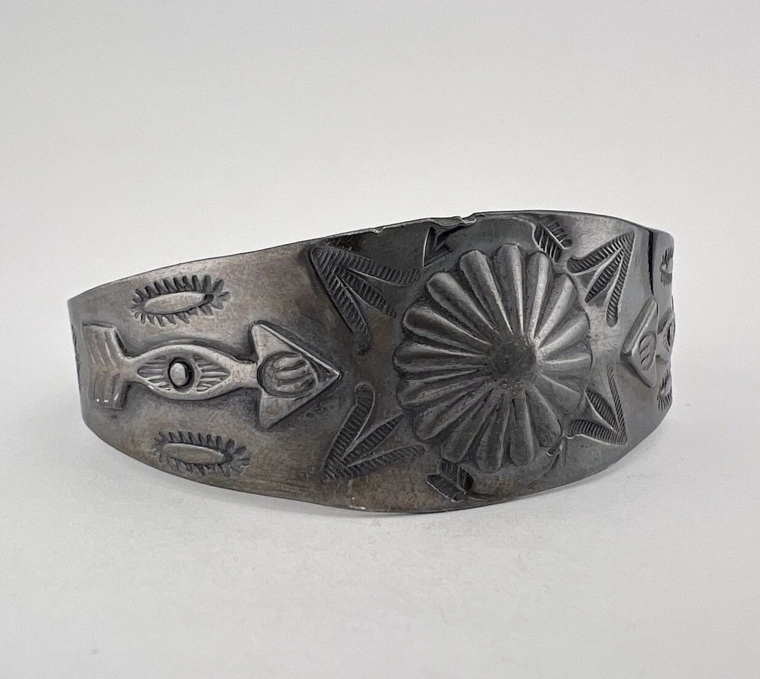 1940S FRED HARVEY ERA NAVAJO COIN SILVER STAMPED ARROW CONCHO CUFF BRACELET: 1940S FRED HARVEY ERA NAVAJO COIN SILVER STAMPED ARROW CONCHO CUFF BRACELET 1940s Fred Harvey Era Navajo Coin Silver Stamped Arrow Concho Cuff Bracelet Cuff is 5 3/4" tip to Tip and has a 1" Wide Adju