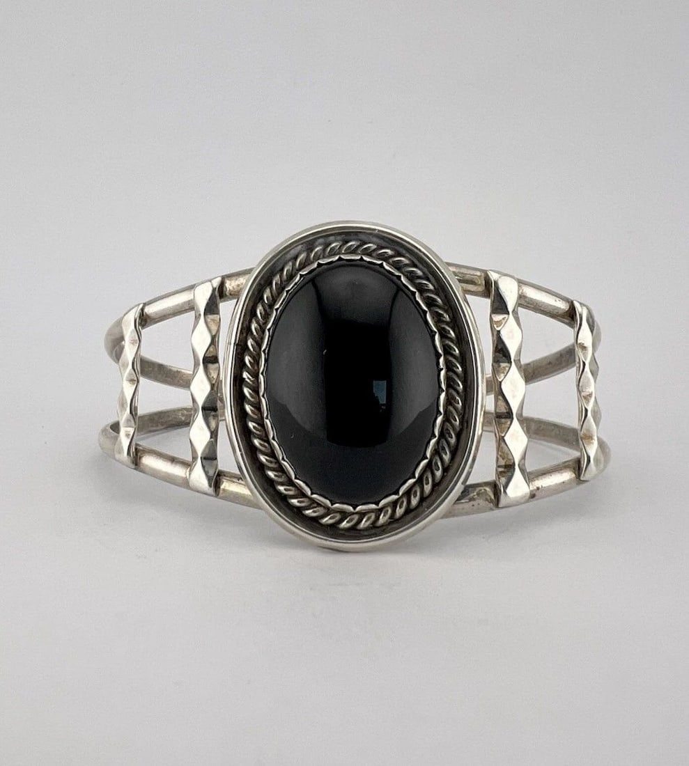 VINTAGE NAVAJO STERLING SILVER BLACK ONYX TWIST CUFF BRACELET: VINTAGE NAVAJO STERLING SILVER BLACK ONYX TWIST CUFF BRACELET Vintage Navajo Sterling Silver Black Onyx Twist Cuff Bracelet Cuff is 5 3/8" tip to Tip and has a 1 1/4" Wide Adjustable Gap Cuff Is Over 