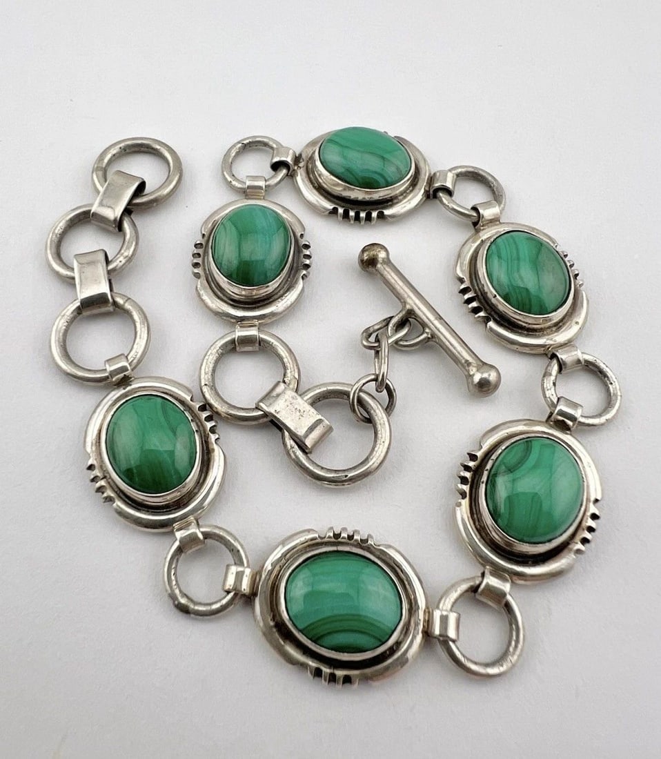 VTG WILL DENETDALE NAVAJO STERLING SILVER GREEN MALACHITE TOGGLE LINK BRACELET: VTG WILL DENETDALE NAVAJO STERLING SILVER GREEN MALACHITE TOGGLE LINK BRACELET Vtg Will Denetdale Navajo Sterling Silver Green Malachite Toggle Link Bracelet Size is 8 1/8" tip to Tip and is 1/2" Wide