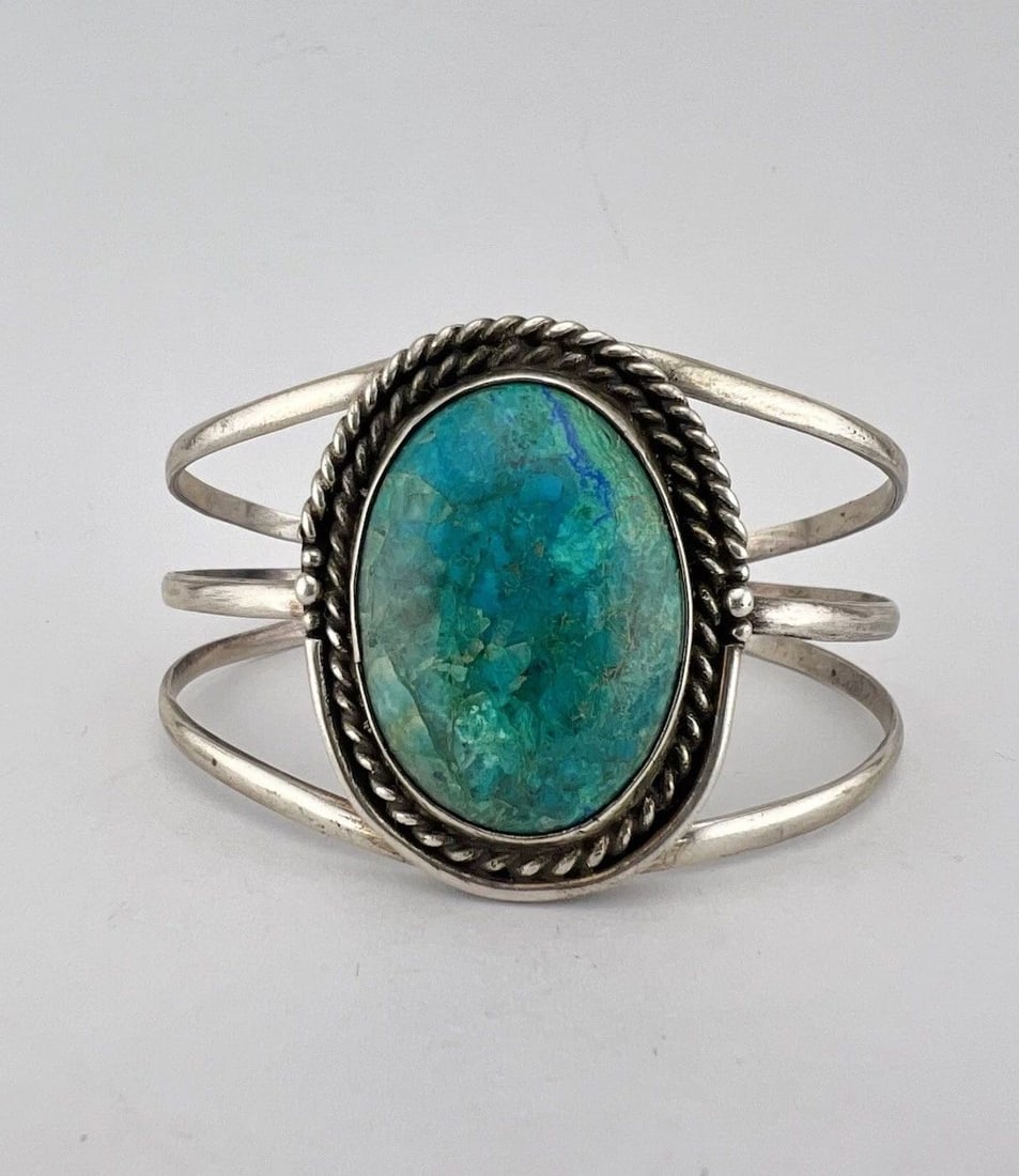 VINTAGE NAVAJO STERLING SILVER NATURAL CHRYSOCOLLA 3 SHANK TWIST CUFF BRACELET: VINTAGE NAVAJO STERLING SILVER NATURAL CHRYSOCOLLA 3 SHANK TWIST CUFF BRACELET Vintage Navajo Sterling Silver Natural Chrysocolla 3 Shank Twist Cuff Bracelet Cuff is 5 5/8" tip to Tip and has a 1 1/8"