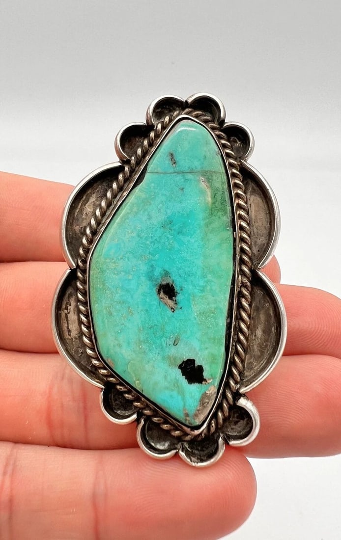 MASSIVE 2 3/8" VTG NAVAJO STERLING SILVER NATURAL KINGMAN TURQUOISE RING 26.5G: MASSIVE 2 3/8" VTG NAVAJO STERLING SILVER NATURAL KINGMAN TURQUOISE RING 26.5G Massive 2 3/8" Vtg Navajo Sterling Silver Natural Kingman Turquoise Ring 26.5g Size: 9 - Can Be Resized Weight is 26.5 Gr