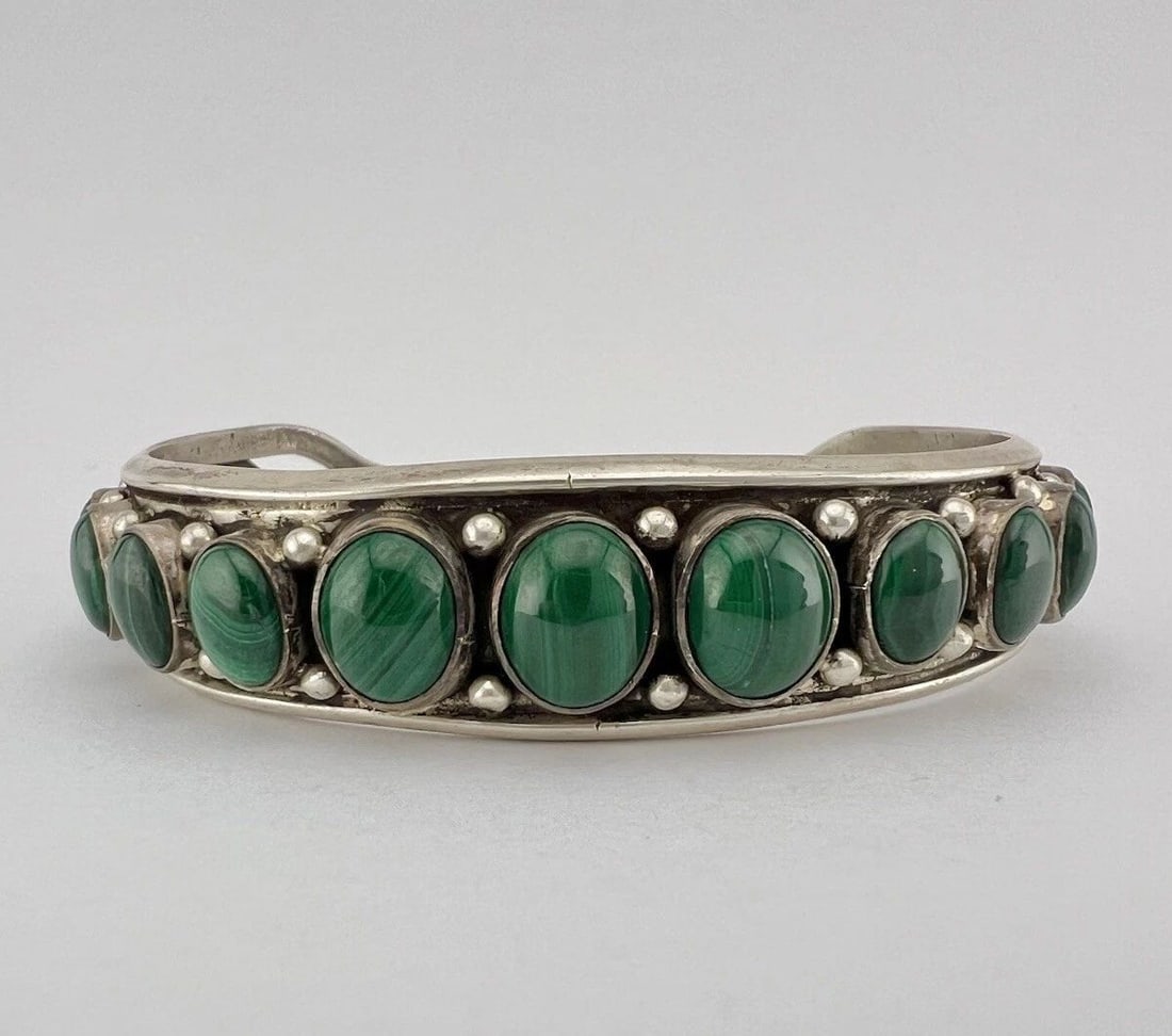 VINTAGE NAVAJO STERLING SILVER GREEN MALACHITE 15 STONE ROW CUFF BRACELET (1 of 2)