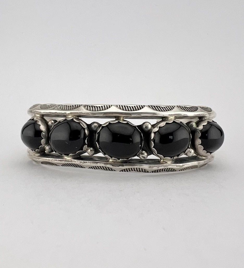 VTG H. SPENCER NAVAJO STERLING SILVER BLACK ONYX STAMPED CUFF BRACELET 34G: VTG H. SPENCER NAVAJO STERLING SILVER BLACK ONYX STAMPED CUFF BRACELET 34G Vtg H. Spencer Navajo Sterling Silver Black Onyx Stamped Cuff Bracelet 34g Cuff is 5 1/4" tip to Tip and has a Around 1 1/4" 