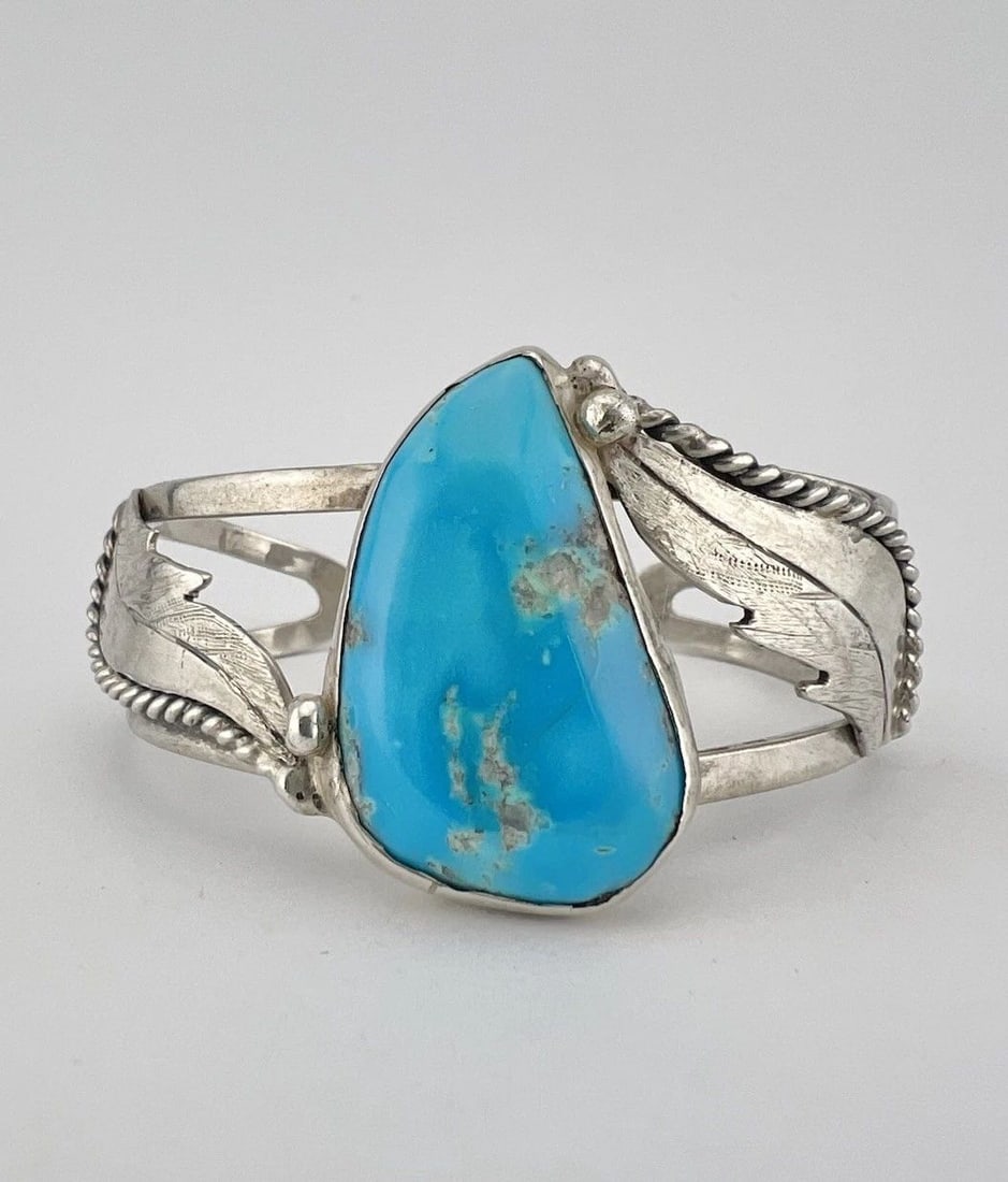 VTG NAVAJO STERLING SILVER WEBBED FOX TURQUOISE STAMPED CUFF BRACELET 29.1G: VTG NAVAJO STERLING SILVER WEBBED FOX TURQUOISE STAMPED CUFF BRACELET 29.1G Vtg Navajo Sterling Silver Webbed Fox Turquoise Stamped Cuff Bracelet 29.1g Cuff is 5 3/8" tip to Tip and has a 1" Wide Adju