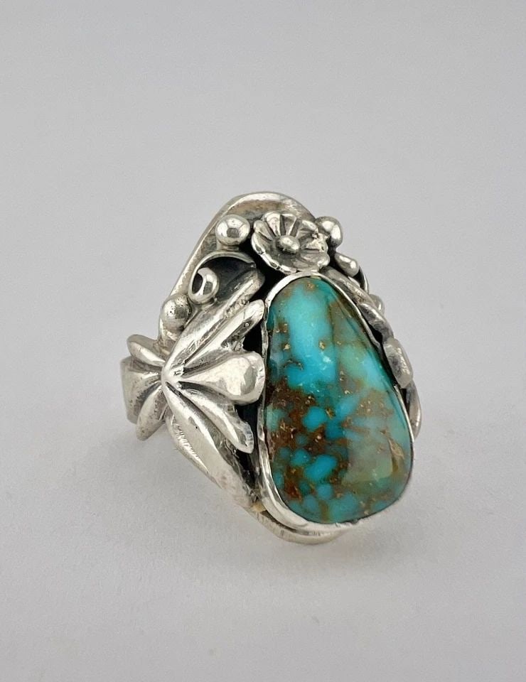 VINTAGE NAVAJO STERLING SILVER WEBBED BISBEE TURQUOISE STAMPED FLOWER RING: VINTAGE NAVAJO STERLING SILVER WEBBED BISBEE TURQUOISE STAMPED FLOWER RING Vintage Navajo Sterling Silver Webbed Bisbee Turquoise Stamped Flower Ring Ring Size: 7 - Can Be Re Sized Weight is 11.0 Gram
